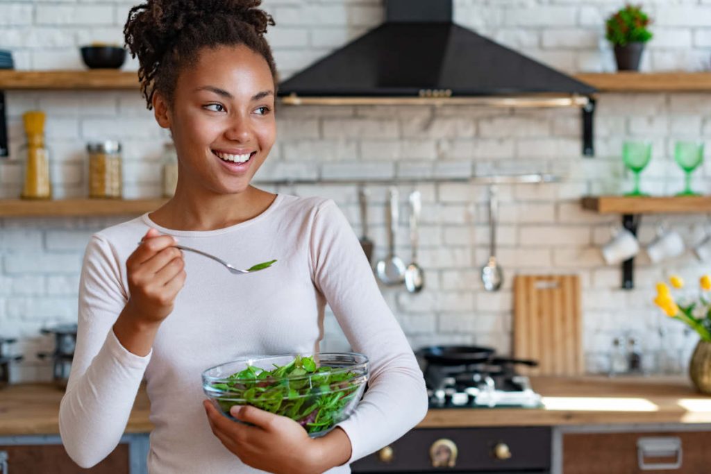 Women eating salad to increase fiber without bloating