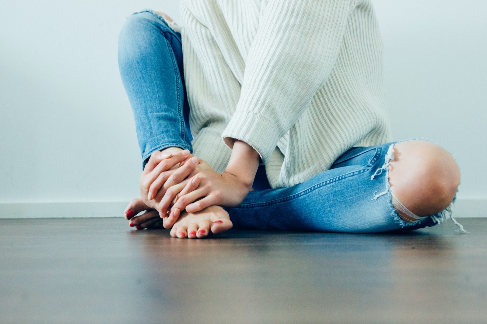 Woman in jeans and white sweater seeking gut health and healthy inflammatory response.